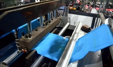 El PLC controla el bolso no tejido de la caja que hace la máquina para el bolso reutilizable de la manija