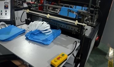 El PLC controla el bolso no tejido de la caja que hace la máquina para el bolso reutilizable de la manija