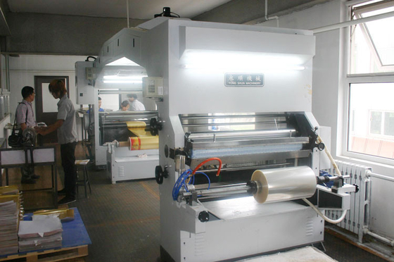 La máquina multifuncional de la laminación de la película plástica para los PP tejidos rueda la tela